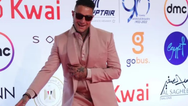 بحركات غريبة مخالفاً اللباس الواجب ارتداؤه.. أحمد الفيشاوي يثير الجدل بمهرجان القاهرة