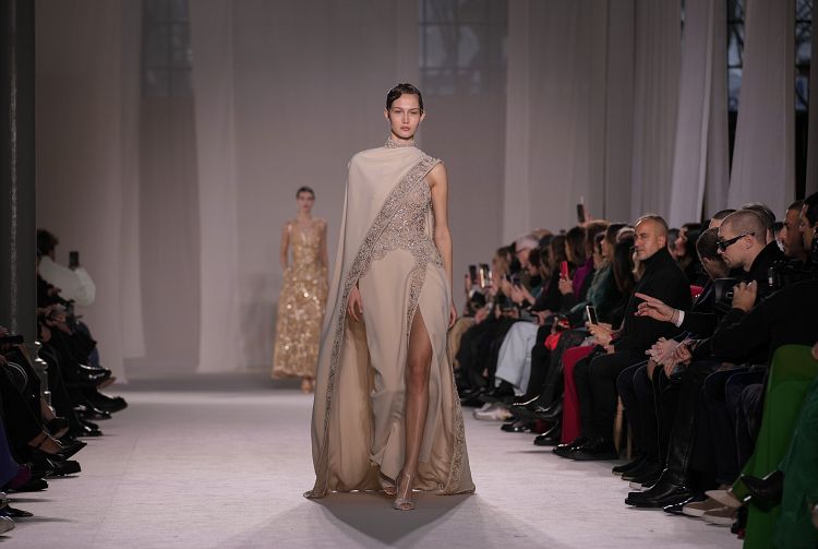 مصمم الأزياء العالمي إيلي صعب يكشف سرّ نجاح مجموعته في أسبوع باريس للموضة