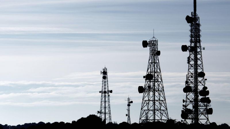 لبنان قد يفقد اتصالاته.. إضراب موظفي الخليوي ينذر بأزمة حادة