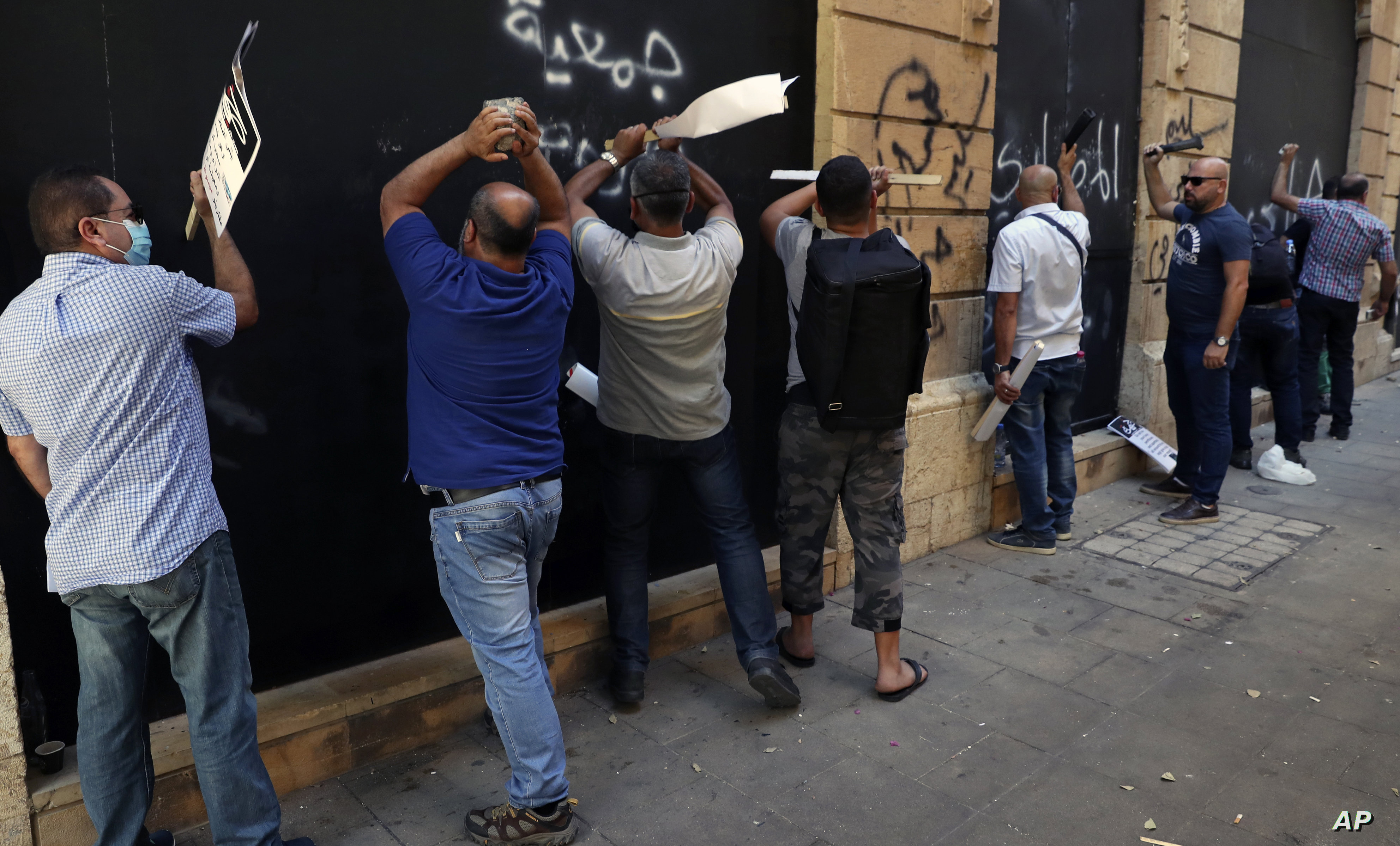 مع استمرار الأزمات الخانقة.. مصارف لبنان تصارع من أجل البقاء