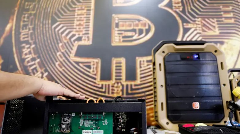 شاب لبناني يكسب 20 ألف دولار شهرياً من تعدين بيتكوين بطريقة مبتكرة