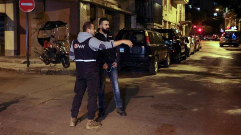 نوبات حراسة ليلية في بيروت تعيد للأذهان ذكرى ماضي لبنان المضطرب
