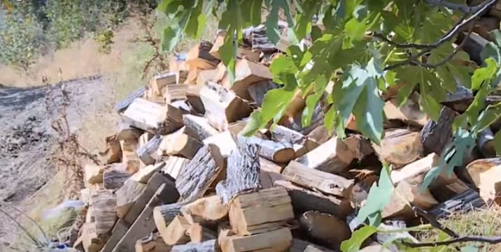 تشغيل المدافئ الكهربائية يقتصر على المقتدرين .. غلاء الوقود يعيد اللبنانيين إلى «عصر الحطب»