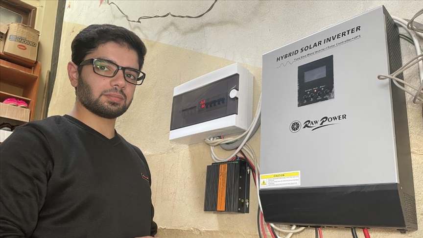 الحاجة أم الاختراع.. شاب لبناني يولد الكهرباء من الرياح