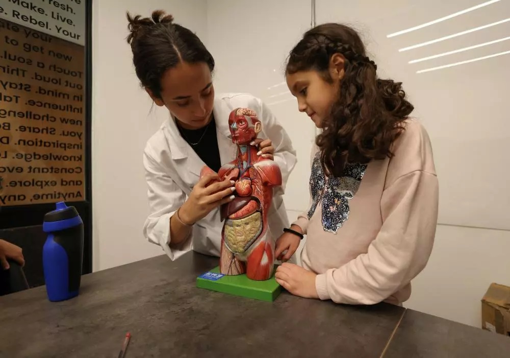 لتأمين نفقات الدراسة.. طلاب الطب في لبنان يعلمون ما يتلقونه للأطفال