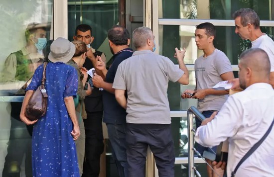 مقتحم مصرف بلبنان لأجل طفله يروي.. نريد جنى عمرنا