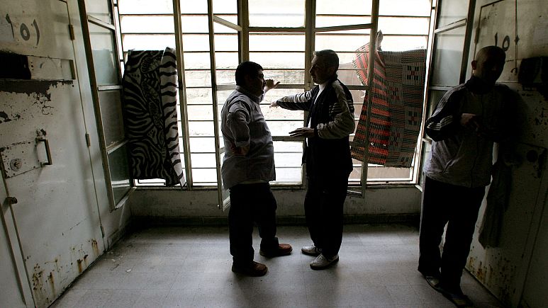 إضراب القضاة احتجاجاً على تدني رواتبهم يعلّق مصير موقوفين