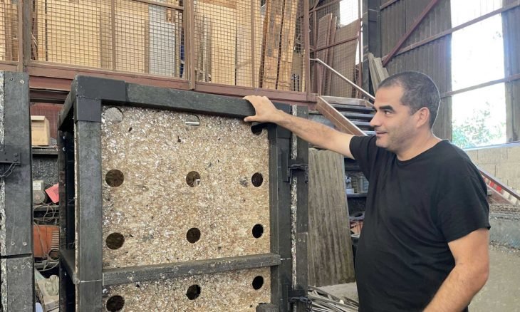 لبناني يحول النفايات من «نقمة» إلى نعمة