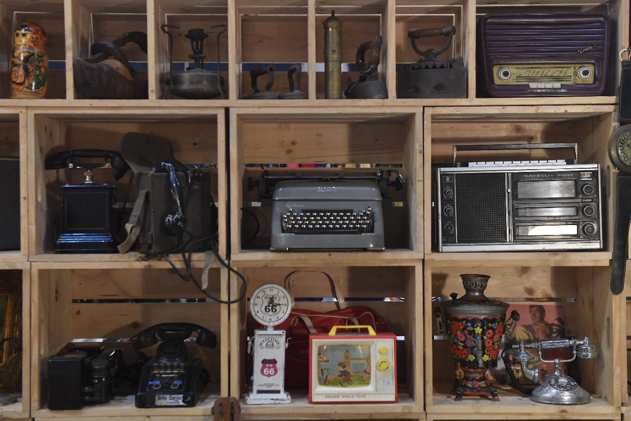 سوق المقتنيات القديمة في موسم الأعياد... حنين إلى الماضي الجميل ومساحة سعادة لا تُضاهى