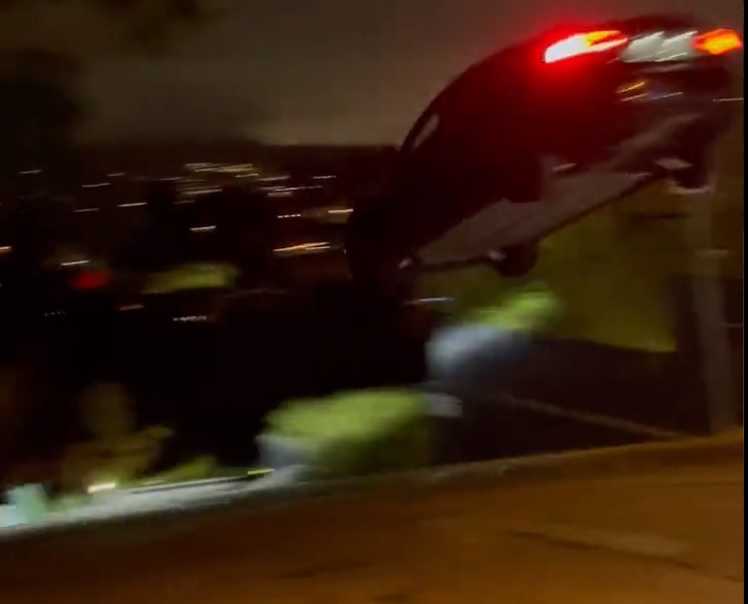 سيارة تسلا "طائرة".. والشرطة تبحث عن السائق