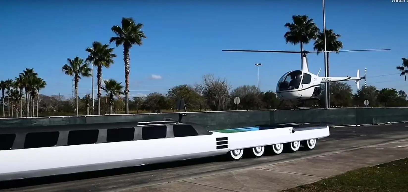 مهبط مروحيات وجاكوزي وميني غولف.. شاهد أطول سيارة في العالم!