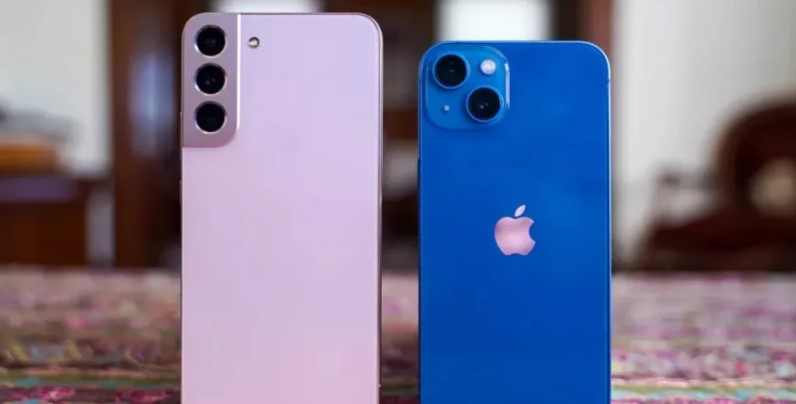 بين <ايفون 14> و <غالاكسي إس 22 > ... أيهما الأفضل ؟