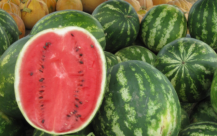 اليكم الطريقة الأسهل لمعرفة قلب البطيخة