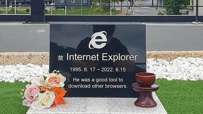 مهندس يقيم مدفناً لمتصفح إكسبلورر لمناسبة وقف العمل به