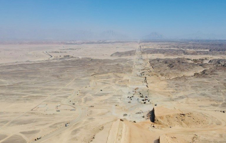 شاهدوا.. لقطات جوية تظهر بدء العمل في مدينة the line بالسعودية