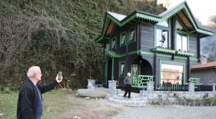 شاهدوا بالفيديو ... منزل فريد من نوعه بتركيا يدور حول نفسه دورة كاملة فما قصته؟