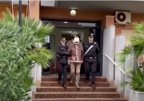 من هو زعيم المافيا الإيطالية الذي تمكن من التخفي ثلاثين عاما قبل اعتقاله ؟