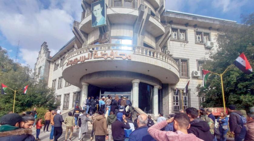 قلق من انهيار متسارع لمؤسسات النظام : السويداء تنتفض... رصاص وحرق مبنى المحافظة