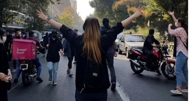 مغني راب إيراني يواجه عقوبة الإعدام بتهمة غريبة هي .. الفساد في الأرض