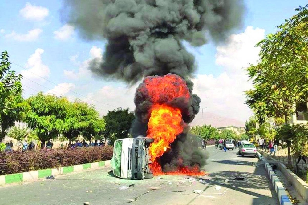 أقطاب النظام الإيراني يهرِّبون أموالهم... والعملة الوطنية تنهار أكثر