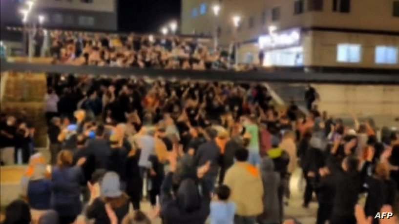 حملة قمع عنيفة داخل مجمع سكني في إيران تكشف خروج الأمور عن سيطرة النظام