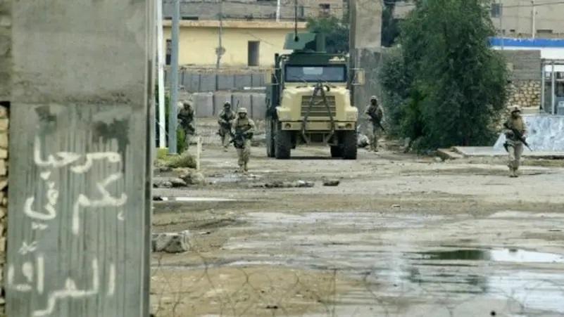 بعد عبوره حدود العراق لسوريا.. طيران مجهول يقصف رتلاً من الشاحنات