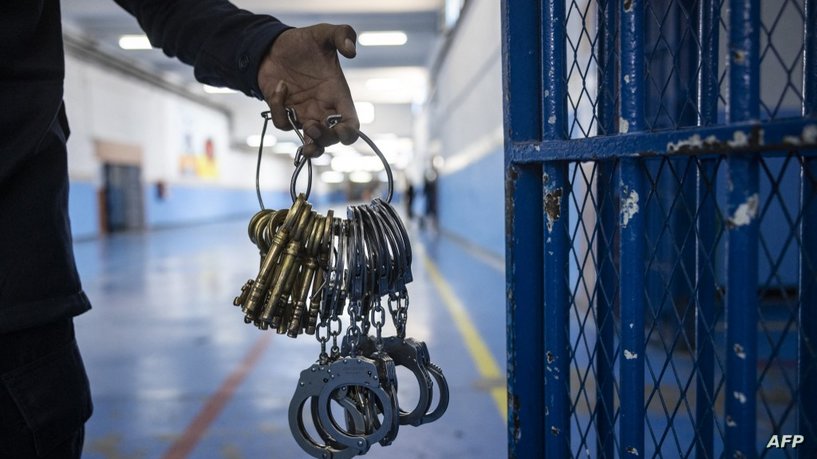 غرامات وسوار إلكتروني ... هل تنجح تجربة المغرب مع بدائل ملطفة عن السجون و التوقيف ؟