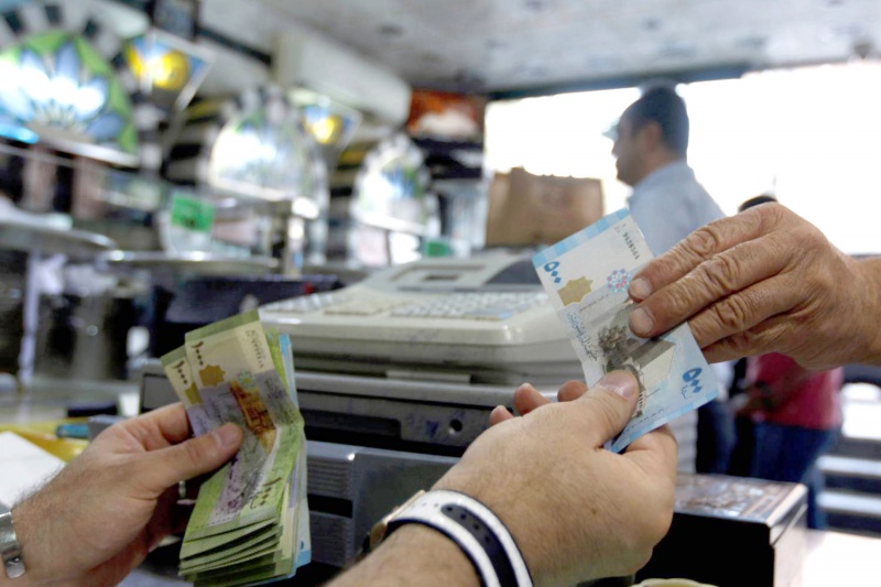 تآكل الرواتب وانعدام الحلول يفاقمان محن السوريين المنهكين