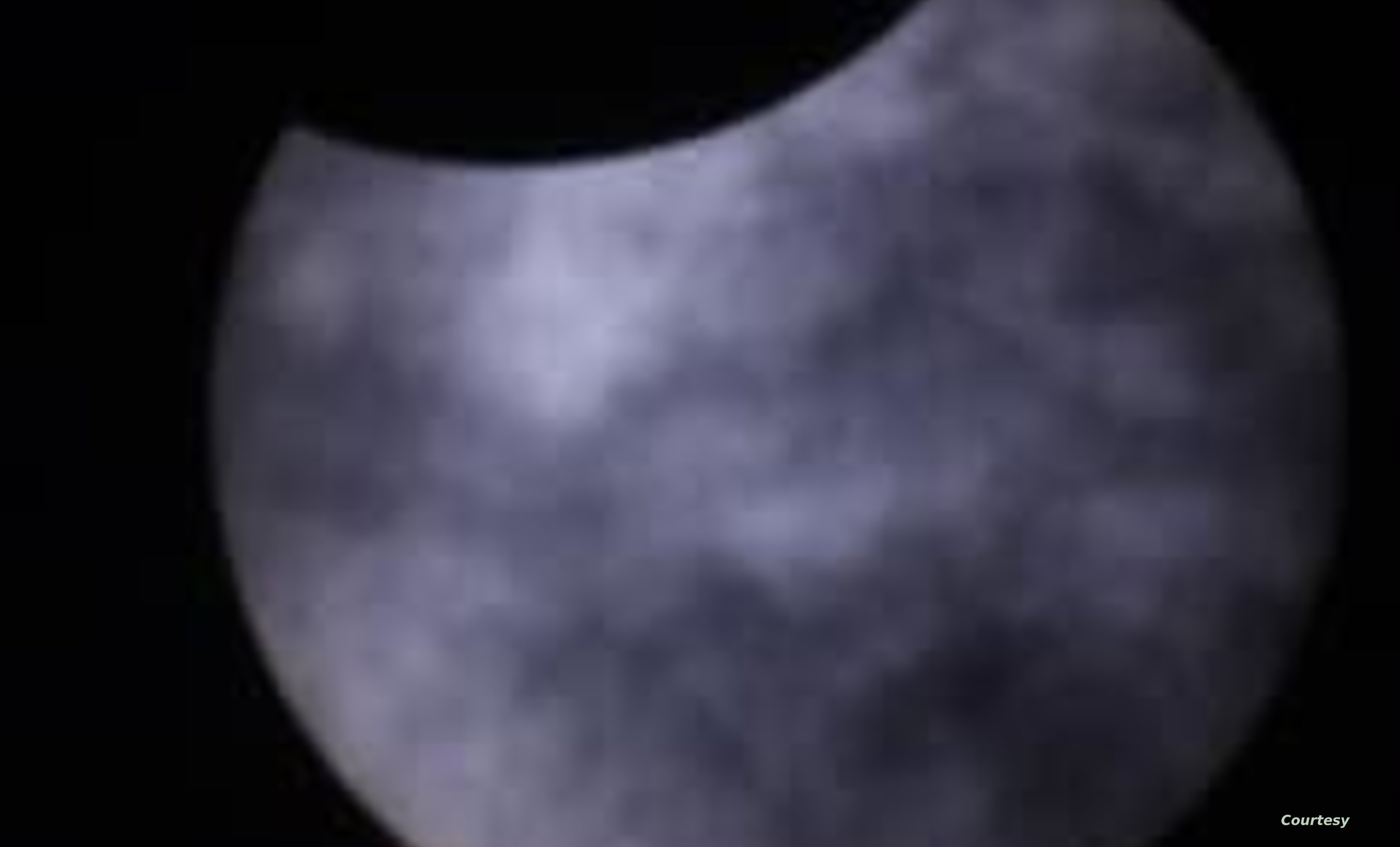 آخر كسوف لهذا العام.. صور توثق الظاهرة في بلدان عربية