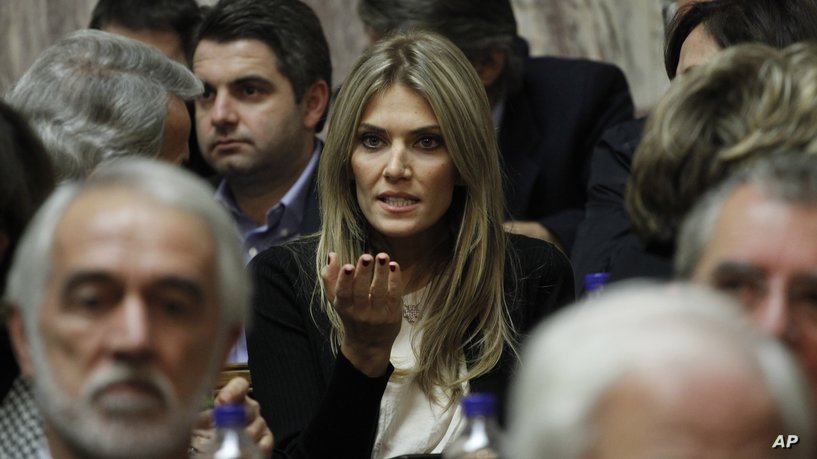 من مذيعة تلفزيون إلى متهمة بفضيحة أوروبية مدوية.. من هي إيفا كايلي؟